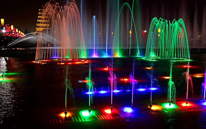 Светящиеся фонтаны. Светящийся фонтан ночью. Светодиодный фонтан. Красивые светящиеся фонтаны с подсветкой.